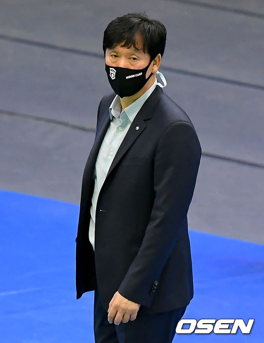 우리카드 신영철 감독.