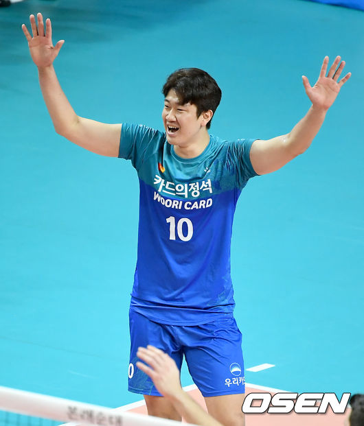 12일 오후 서울 장충체육관에서 ‘도드람 2020-2021 V리그’ 남자부 우리카드와 한국전력의 경기가 열렸다.1세트 우리카드 나경복이 득점에 기뻐하고 있다./ksl0919@osen.co.kr