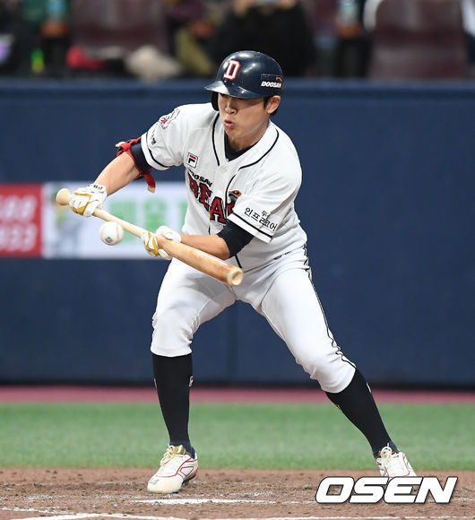 6회말 무사 2루 두산 정수빈이 투수 앞 희생번트를 성공하고 있다. /cej@osen.co.kr