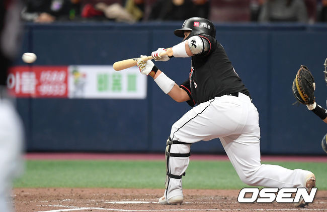 5회초 무사 2루 KT 박경수가 투수 앞 희생번트를 성공하고 있다. /cej@osen.co.kr