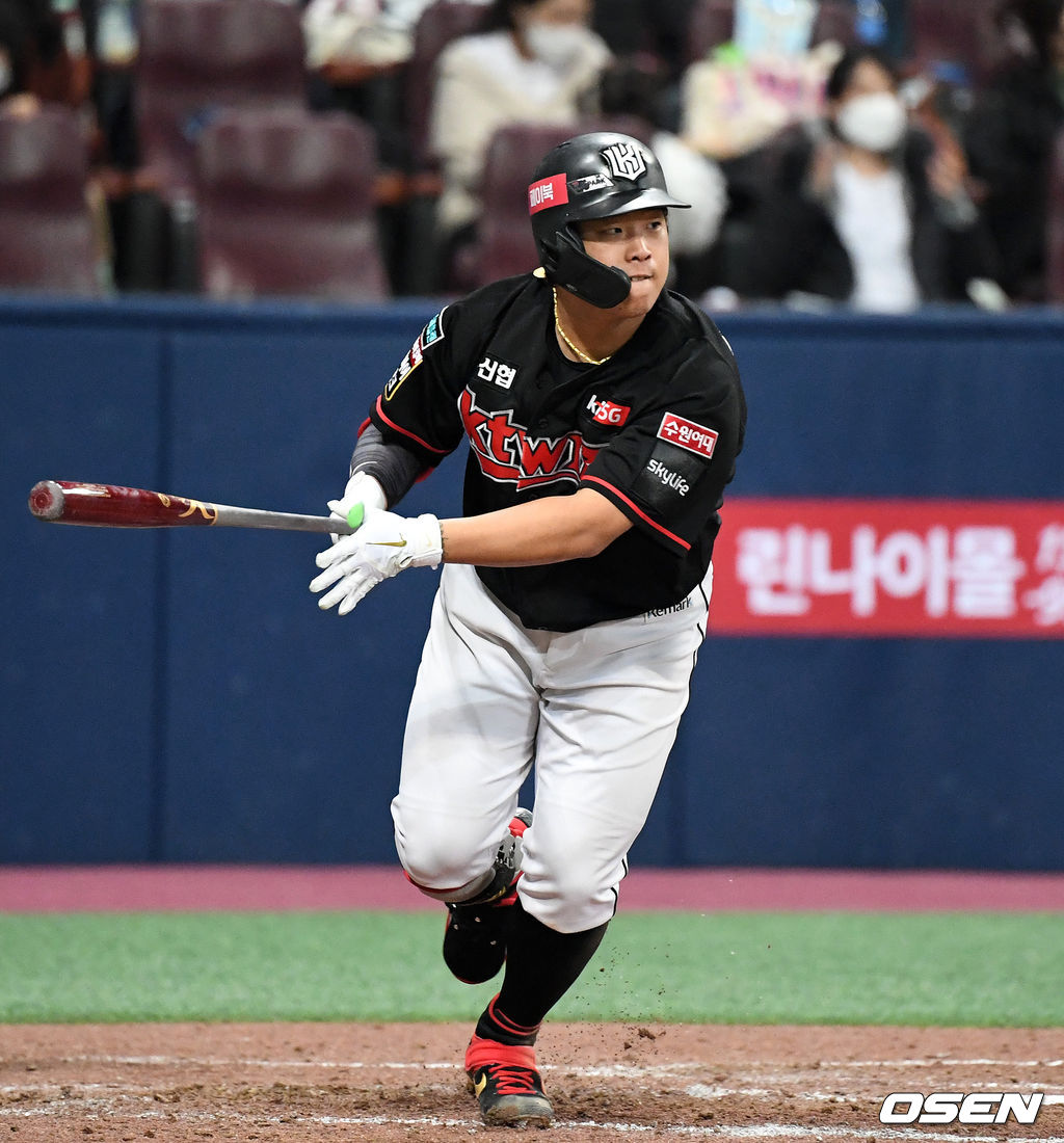 12일 오후 서울 고척스카이돔에서 '2020 신한은행 SOL KBO리그' 플레이오프  두산 베어스와 KT 위즈의 경기가 열렸다.7회초 무사에서 KT 강백호가 우중간 안타를 치고 있다./sunday@osen.co.kr