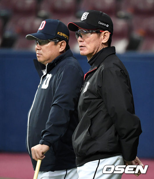경기에 앞서 두산 김태형 감독과 KT 이강철 감독이 이야기를 나누고 있다./sunday@osen.co.kr