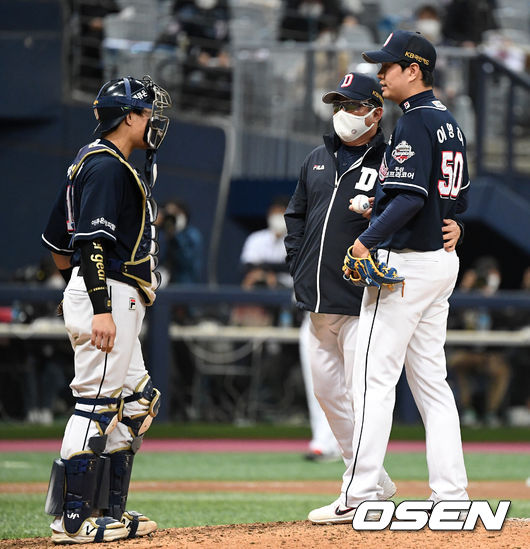 10일 오후 서울 고척스카이돔에서 '2020 신한은행 SOL KBO리그' 플레이오프 KT 위즈와 두산 베어스의 경기가 열렸다.9회말 무사 1루에서 마운드를 방문한 두산 김태형 감독이 박세혁과 이영하를 격려하고 있다. /sunday@osen.co.kr