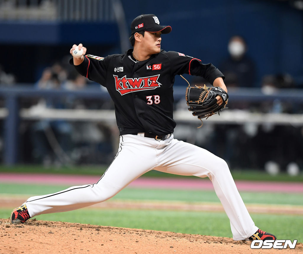 9회말 마운드에 오른 KT 주권이 공을 뿌리고 있다. /cej@osen.co.kr