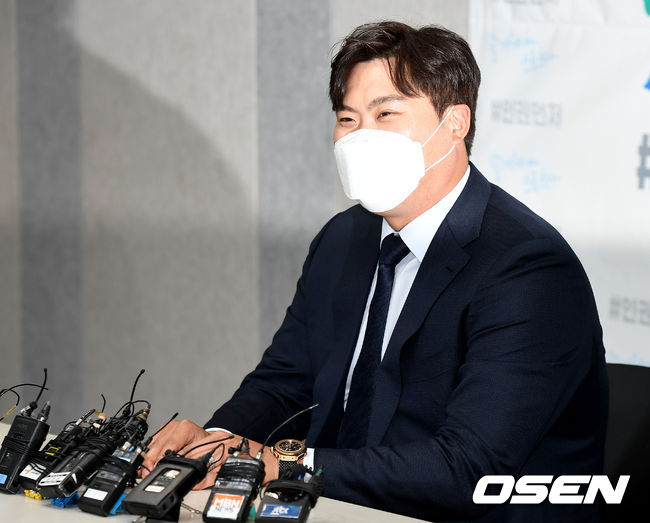 류현진이 취재진과 인터뷰를 갖고 있다. / dreamer@osen.co.kr