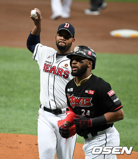 1회초 1사 2루에서 두산 알칸타라가 KT 로하스를 투수앞 땅볼로 처리하고 볼을 교체하고 있다. /jpnews@osen.co.kr