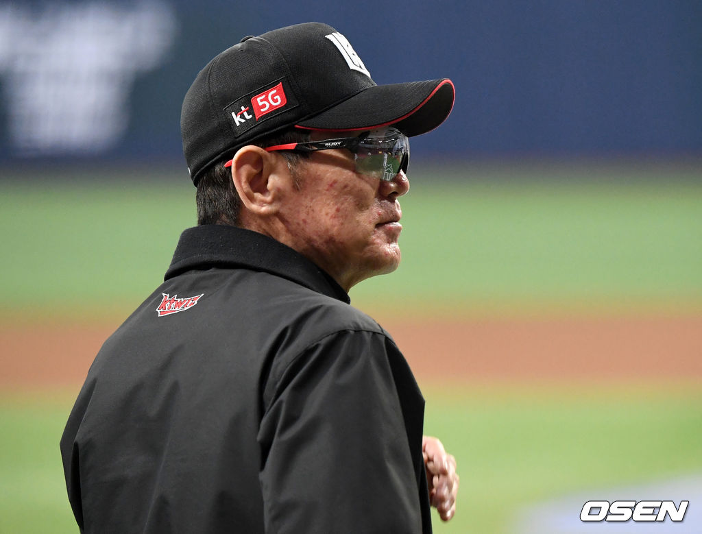 경기에 앞서 KT 이강철 감독이 그라운드를 바라보고 있다./sunday@osen.co.kr