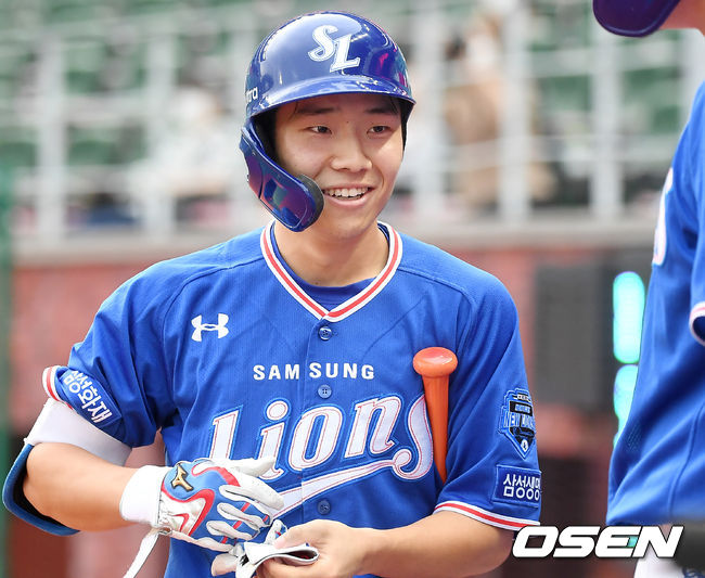 3회초 무사 삼성 김지찬이 솔로 홈런을 때린 뒤 미소짓고 있다. /youngrae@osen.co.kr