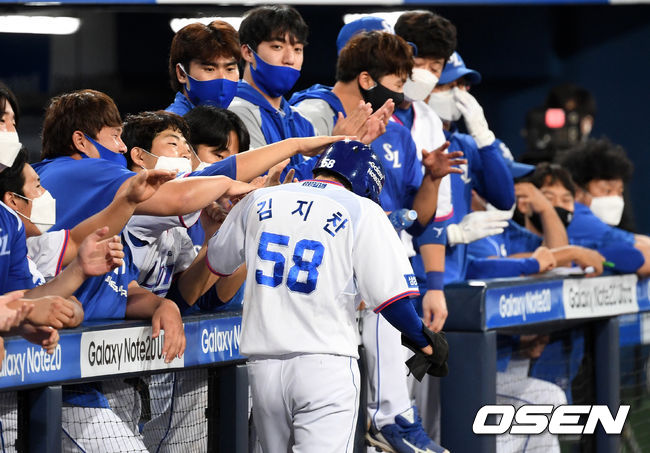 키움이 대구 원정 경기 4연승을 질주했다. 키움은 19일 대구삼성라이온즈파크에서 열린 삼성과의 원정 경기에서 8-6으로 승리했다. 선발 이승호는 시즌 5승째를 거뒀다. 이정후는 역대 9번째 4년 연속 150안타를 달성했다. 반면 삼성은 16일 수원 KT전 이후 4연패 수렁에 빠졌다. 박해민은 역대 7번째 7년 연속 20도루, 이원석은 역대 75번째 200 2루타를 달성했으나 팀 패배에 빛을 잃었다.9회말 1사 2루에서 삼성 김헌곤의 적시타 때 홈을 밟은 김지찬이 동료들에게 축하받고 있다./sunday@osen.co.kr