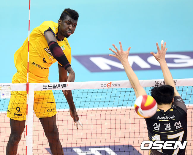 1세트 KB손해보험 케이타가 강타를 하고 있다. /cej@osen.co.kr