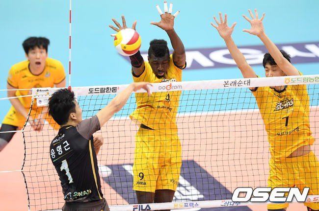 13일 오후 경기도 의정부실내체육관에서 ‘도드람 2020-2021 V-리그’ KB손해보험과 OK금융그룹의 경기가 열렸다.1세트 KB손해보험 케이타가 OK금융그룹 송명근 상대로 블로킹에 성공하고 있다. /cej@osen.co.kr