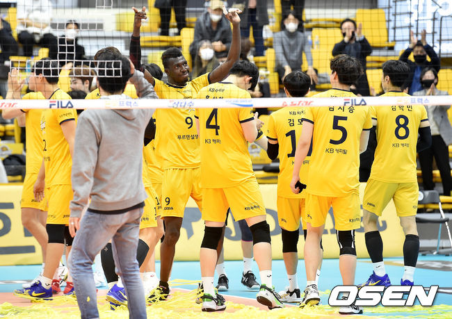 경기 종료 후 KB손해보험 케이타가 팬들에게 인사를 하고 있다. /cej@osen.co.kr