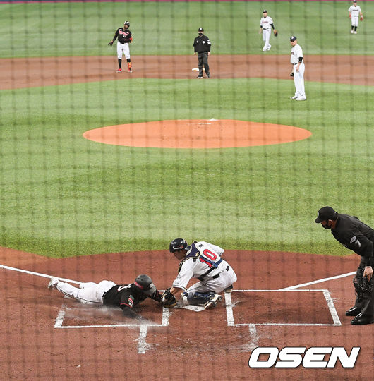 1회초 무사 1,2루 KT 로하스의 2루타때 2루 주자 조용호가 박세혁 포수에게 태그아웃되고 있다./ soul1014@osen.co.kr
