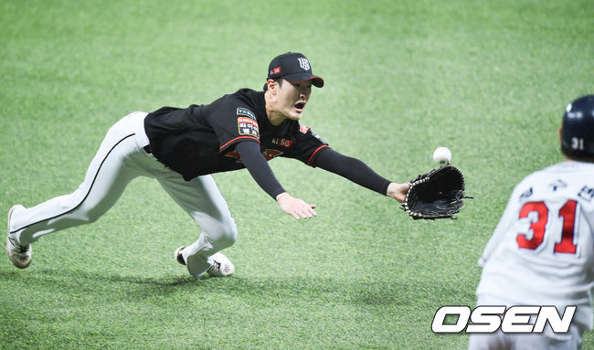 1회말 무사 1루 두산 정수빈의 희생번트때 KT 배제성 선발투수가 번트 타구를 놓치고 있다. / soul1014@osen.co.kr