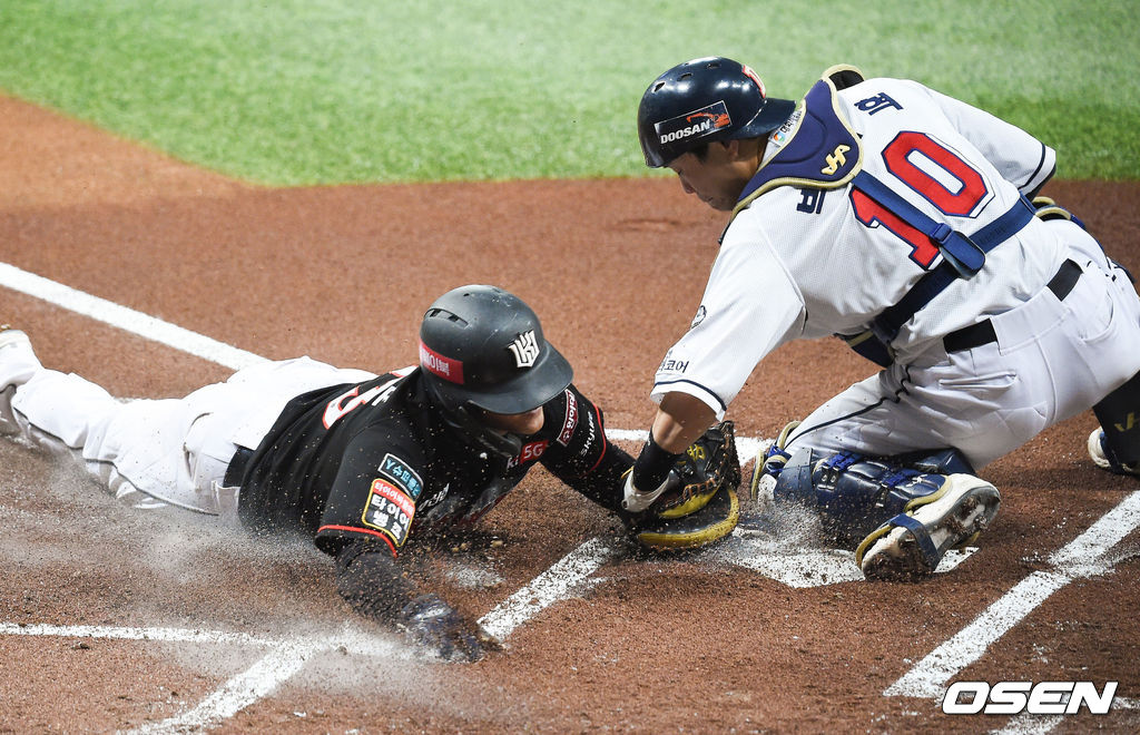 13일 오후 서울 고척스카이돔에서 '2020 신한은행 SOL KBO리그' 플레이오프 4차전 두산 베어스와 KT 위즈의 경기가 열렸다. 1회초 무사 1,2루 KT 로하스의 2루타때 2루 주자 조용호가 박세혁 포수에게 태그아웃되고 있다./ soul1014@osen.co.kr