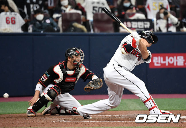 13일 오후 서울 고척스카이돔에서 '2020 신한은행 SOL KBO리그' 플레이오프 4차전 두산 베어스와 KT 위즈의 경기가 열렸다.4회초 2사에서 두산 김재환이 KT 조현우의 폭투에 배트를 스윙하고 있다./sunday@osen.co.kr