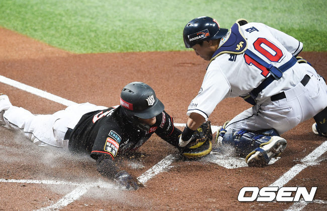1회초 무사 1,2루 KT 로하스의 2루타때 2루 주자 조용호가 박세혁 포수에게 태그아웃되고 있다./ soul1014@osen.co.kr