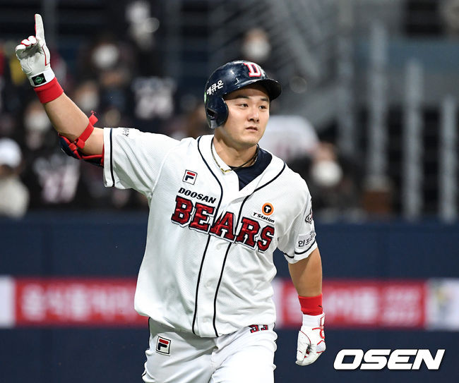 13일 오후 서울 고척스카이돔에서 '2020 신한은행 SOL KBO리그' 플레이오프 4차전 두산 베어스와 KT 위즈의 경기가 열렸다.4회말 2사 2루에서 두산 최주환이 우월 투런 홈런을 치고 환호하고 있다./sunday@osen.co.kr