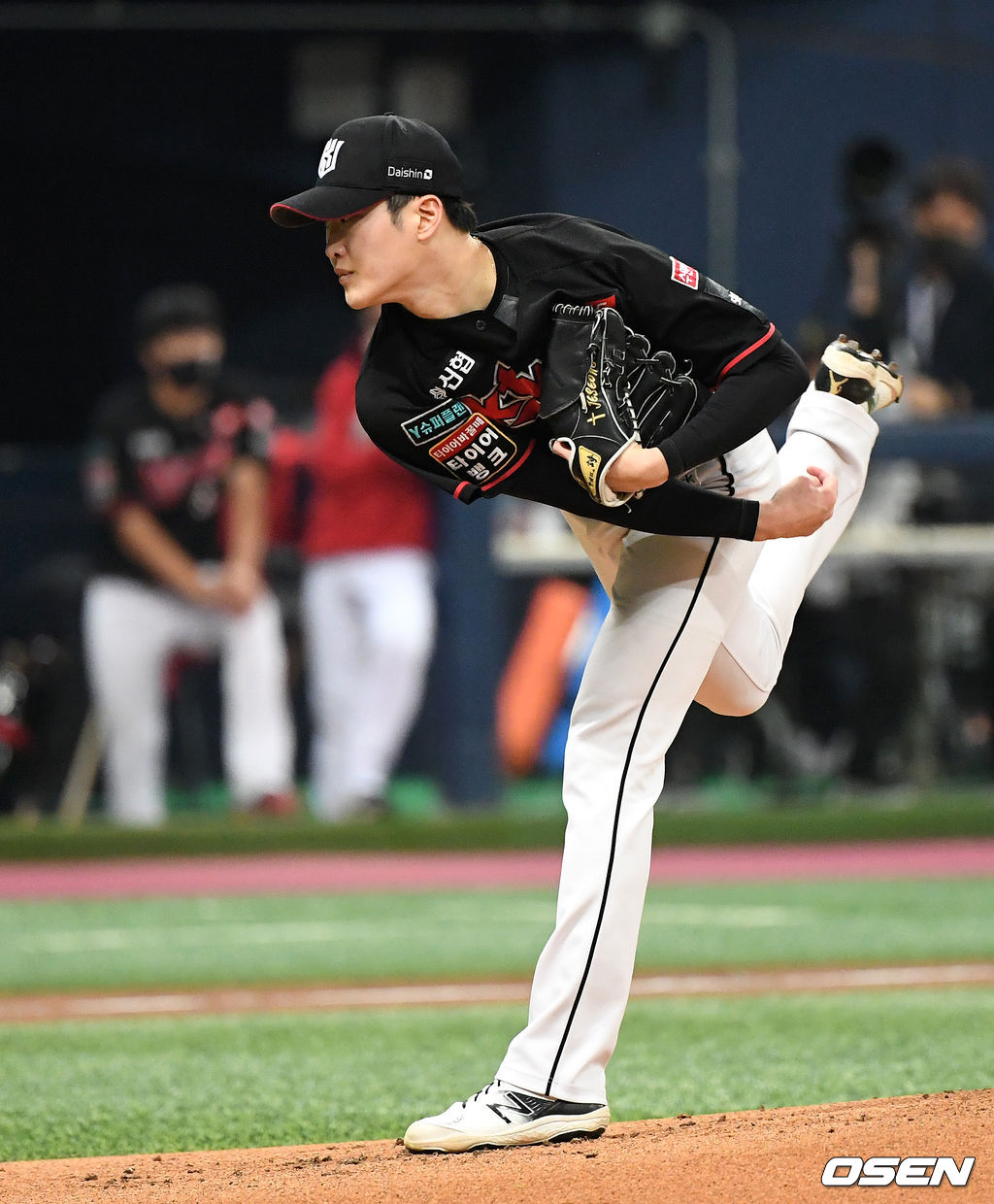 13일 오후 서울 고척스카이돔에서 '2020 신한은행 SOL KBO리그' 플레이오프 4차전 두산 베어스와 KT 위즈의 경기가 열렸다.1회말 무사에서 KT 배제성이 역투하고 있다./sunday@osen.co.kr