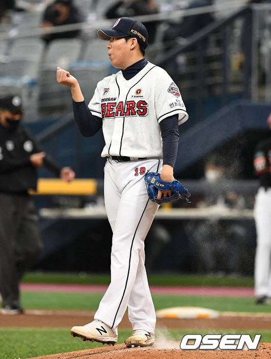 4회초 1사 주자없는 상황 KT 강백호를 외야플라이로 잡아낸 두산 투수 김민규가 로진을 불고 있다. / dreamer@osen.co.kr