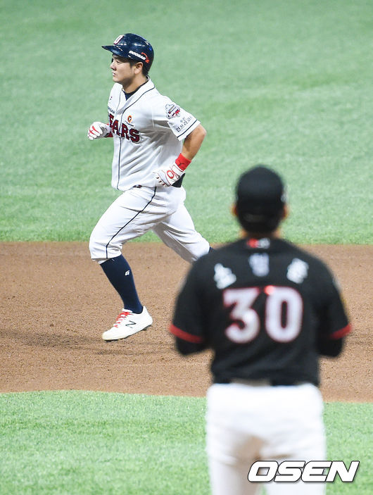 13일 오후 서울 고척스카이돔에서 '2020 신한은행 SOL KBO리그' 플레이오프 4차전 두산 베어스와 KT 위즈의 경기가 열렸다.4회말 2사 2루 두산 최주환이 선취 2점 홈런을 날리고 베이스를 돌고 있다/ soul1014@osen.co.kr