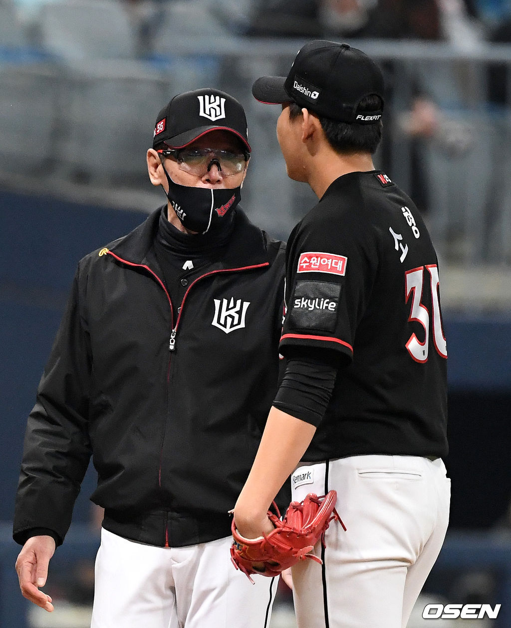 13일 오후 서울 고척스카이돔에서 '2020 신한은행 SOL KBO리그' 플레이오프 4차전 두산 베어스와 KT 위즈의 경기가 열렸다.4회말 2사에서 마운드를 방문한 KT 이강철 감독이 투수 소형준을 격려하고 있다./sunday@osen.co.kr