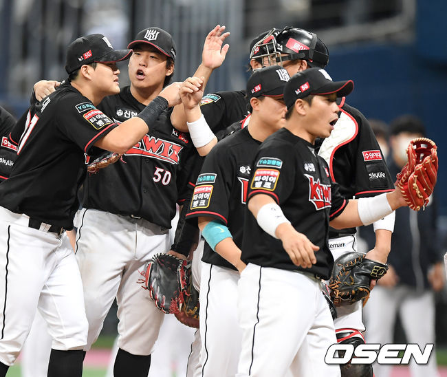 KT 맏형 유한준이 득점 물꼬를 열고 승리 기운을 가져왔다. KT는 12일 서울 고척스카이돔에서 열린 2020 KBO리그 포스트시즌 플레이오프 3차전 두산과의 경기에서 5-2로 승리했다. KT의 창단 첫 포스트시즌 승리. 이로써 2패로 벼랑 끝에 몰렸던 KT는 반격의 1승을 거두며 4차전으로 끌고 갔다. 경기 종료 후 KT 선수들이 승리를 기뻐하고 있다. /cej@osen.co.kr