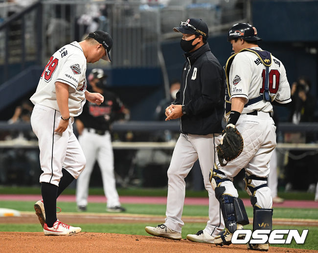 1회초 1사 2, 3루 상황 두산 선발 유희관이 강판되고 있다. / dreamer@osen.co.kr