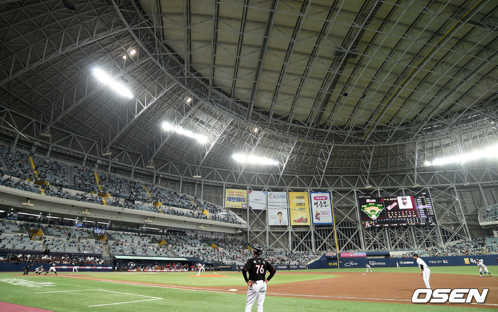 플레이오프  두산 베어스와 KT 위즈의 경기가 열렸다. 경기장에 입장한 관중들이 열띤 응원을 펼치고 있다./sunday@osen.co.kr