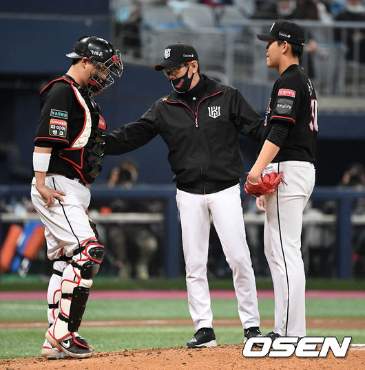 13일 오후 서울 고척스카이돔에서 '2020 신한은행 SOL KBO리그' 플레이오프 4차전 두산 베어스와 KT 위즈의 경기가 열렸다.4회말 2사에서 마운드를 방문한 KT 이강철 감독이 포수 장성우와 투수 소형준을 격려하고 있다./sunday@osen.co.kr