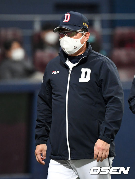 13일 오후 서울 고척스카이돔에서 '2020 신한은행 SOL KBO리그' 플레이오프 4차전 두산 베어스와 KT 위즈의 경기가 열렸다.두산 김태형 감독이 더그아웃으로 가고 있다./sunday@osen.co.kr