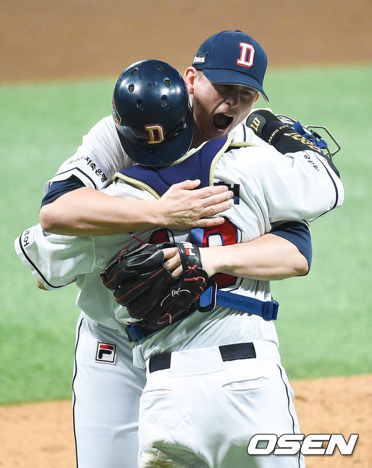 한국시리즈 진출 확정지은 두산 플렉센과 박세혁이 포옹을 하고 있다./ soul1014@osen.co.kr