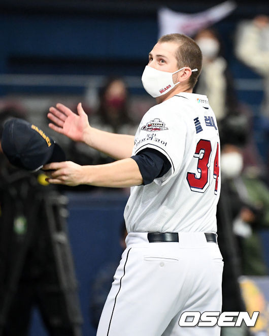 두산은 13일 서울 고척스카이돔에서 열린 ‘2020 신한은행 SOL KBO리그’ 포스트시즌 KT 위즈와 플레이오프 4차전에서 2-0으로 승리했다. 두산은 시리즈 전적 3승 1패로 한국시리즈 진출에 성공했다.경기 종료 후 두산 플렉센이 관중석을 향해 환호하고 있다./sunday@osen.co.kr