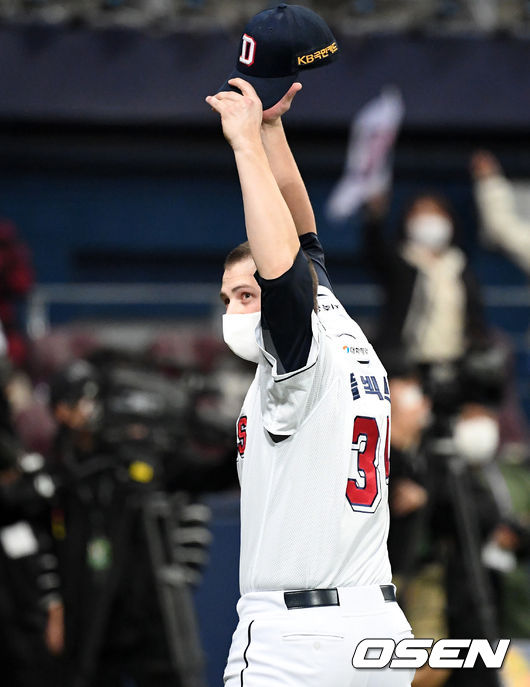 두산은 13일 서울 고척스카이돔에서 열린 ‘2020 신한은행 SOL KBO리그’ 포스트시즌 KT 위즈와 플레이오프 4차전에서 2-0으로 승리했다. 두산은 시리즈 전적 3승 1패로 한국시리즈 진출에 성공했다.경기 종료 후 두산 플렉센이 관중석을 향해 환호하고 있다./sunday@osen.co.kr