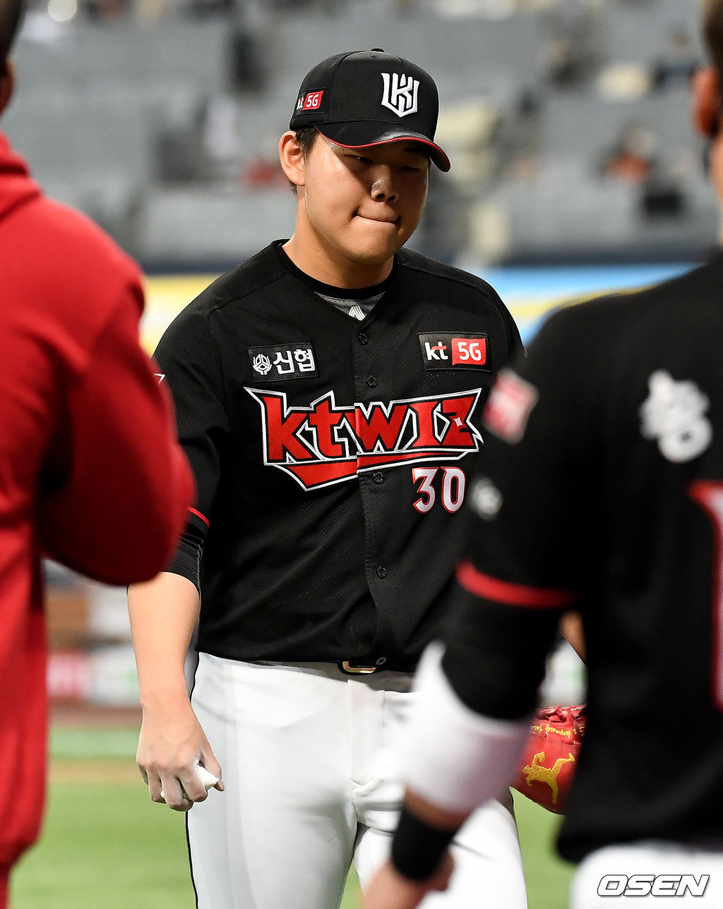 4회말 2사 2루 상황 두산 최주환에게 우월 투런포를 허용한 KT 투수 소형준이 이닝을 마치고 더그아웃 동료들의 격려를 받고 있다. / dreamer@osen.co.kr