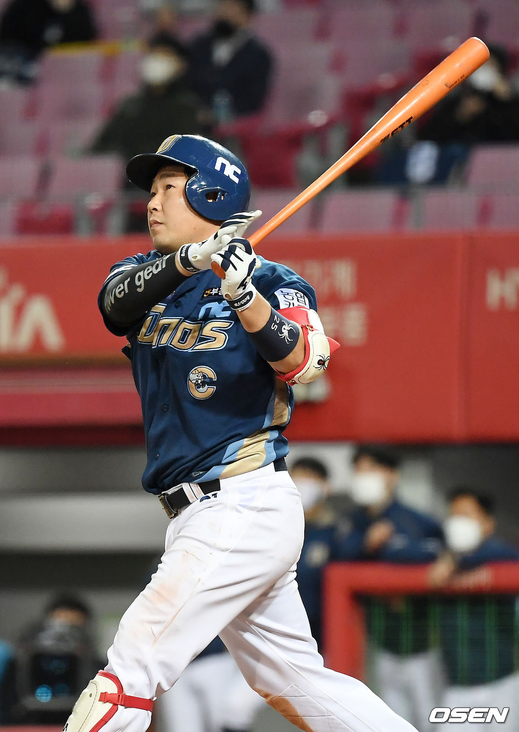 20일 오후 광주-기아 챔피언스필드에서 '2020 신한은행 SOL KBO리그' KIA 타이거즈와 NC 다이노스의 경기가 열렸다.2회초 2사 2루 NC 양의지가 투런 홈런을 때려내고 있다. /youngrae@osen.co.kr