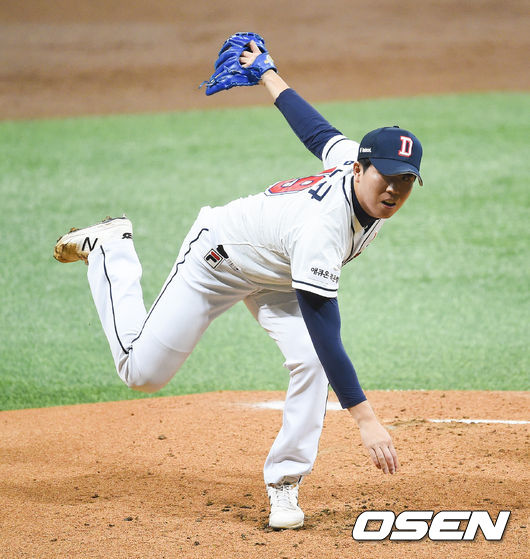 13일 오후 서울 고척스카이돔에서 '2020 신한은행 SOL KBO리그' 플레이오프 4차전 두산 베어스와 KT 위즈의 경기가 열렸다.1회초 두산 두번째 투수 김민규가 역투하고 있다. / soul1014@osen.co.kr