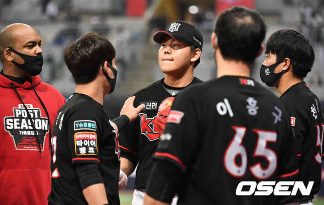 4회말 2사 2루 상황 두산 최주환에게 우월 투런포를 허용한 KT 투수 소형준이 이닝을 마치고 더그아웃 동료들의 격려를 받고 있다. / dreamer@osen.co.kr