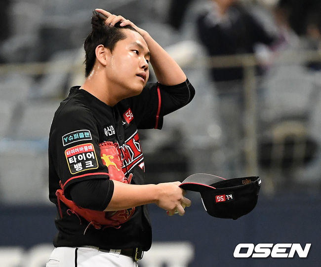 4회말 2사 2루 상황 두산 최주환에게 우월 투런포를 허용한 KT 투수 소형준이 모자를 벗어 땀을 닦고 있다. / dreamer@osen.co.kr