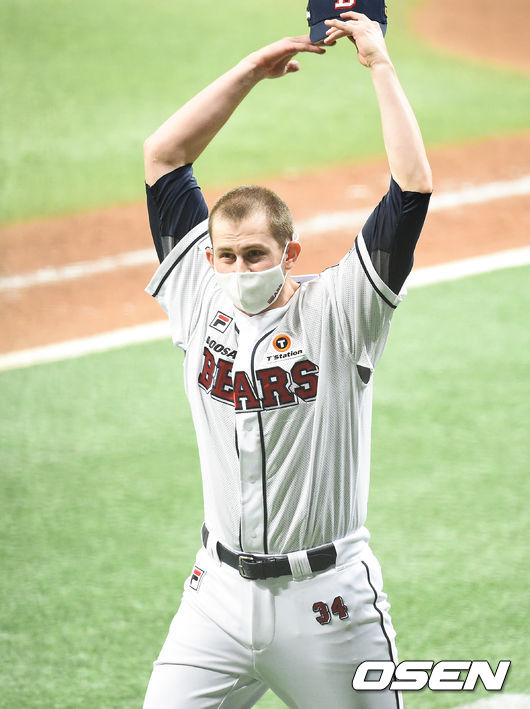 플레이오프 MVP로 선정된 두산 플렉센이 팬들 환호에 화답하고 있다./ soul1014@osen.co.kr