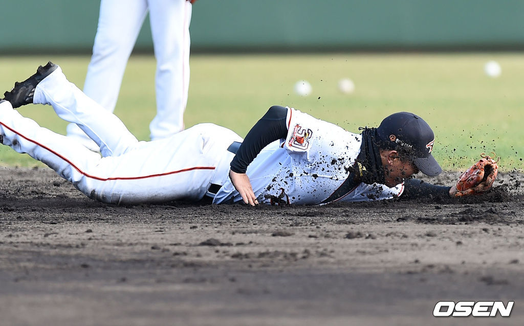 김성근 감독이 부임한 한화는 지난해 마무리훈련부터 강훈련으로 체질을 개선하고 있다. 김 감독 특유의 단내나는 훈련이 이어졌다. 그러나 김 감독의 성에 차는 정도는 아니다. 비활동기간 중 단체 훈련 금지에 대해 아쉬움을 드러내기도 했던 김 감독은 이번 캠프에서 최하위권 탈출을 향한 본격적인 퍼즐 맞추기에 들어간다는 심산이다. /sunday@osen.co.kr