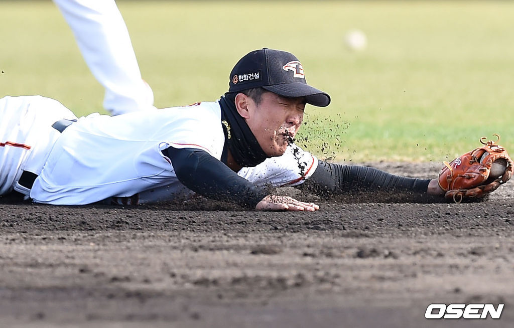 김성근 감독이 부임한 한화는 지난해 마무리훈련부터 강훈련으로 체질을 개선하고 있다. 김 감독 특유의 단내나는 훈련이 이어졌다. 그러나 김 감독의 성에 차는 정도는 아니다. 비활동기간 중 단체 훈련 금지에 대해 아쉬움을 드러내기도 했던 김 감독은 이번 캠프에서 최하위권 탈출을 향한 본격적인 퍼즐 맞추기에 들어간다는 심산이다. /sunday@osen.co.kr