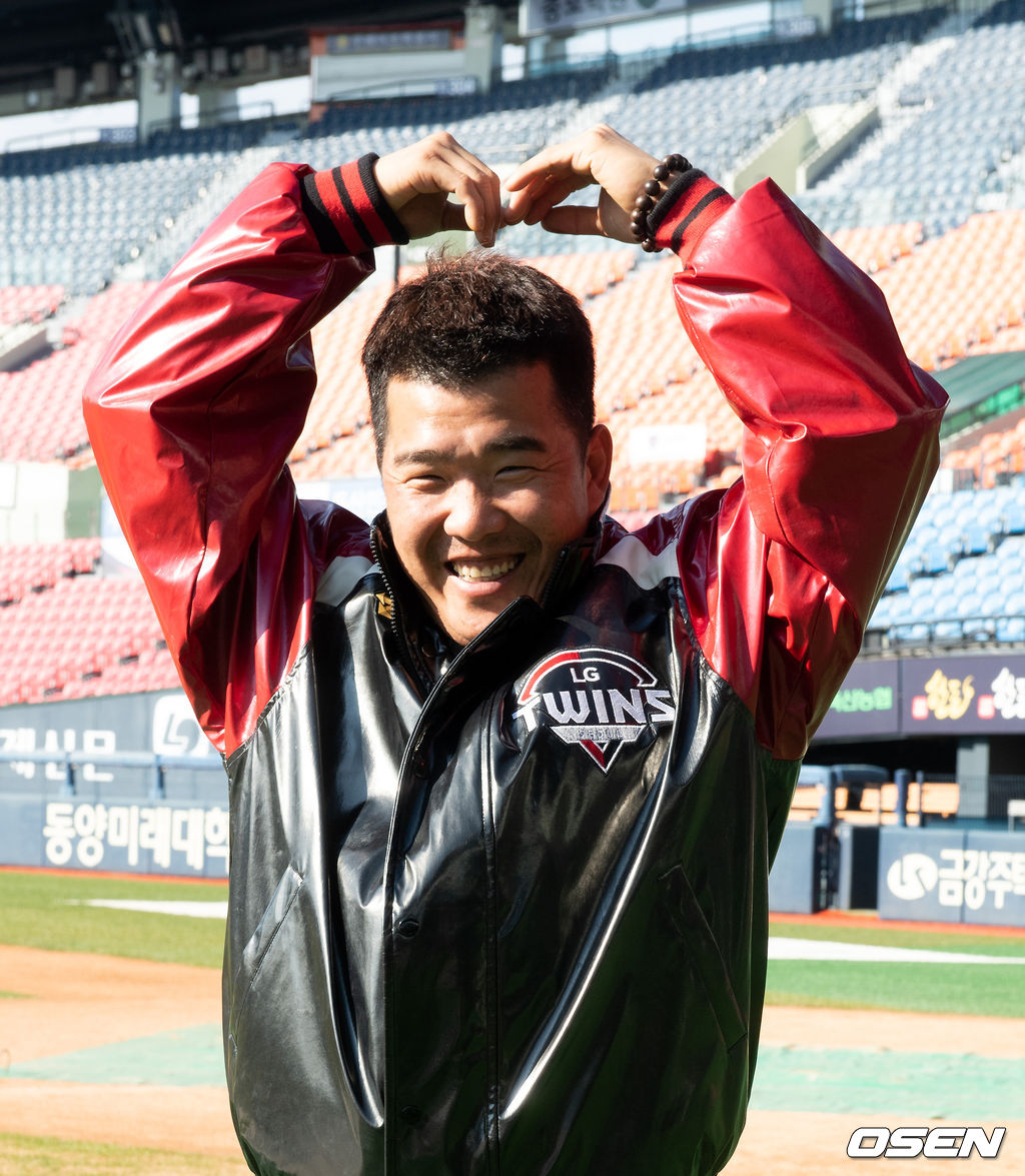 정근우가 방송 인터뷰를 마치고 포즈를 취하고 있다. /jpnews@osen.co.kr