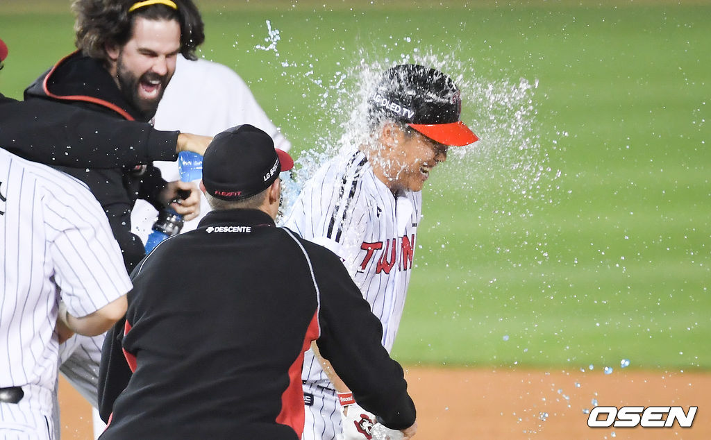 9회말 1사 3루 LG 정근우가 끝내기 안타를 날린뒤 동료들의 축하를 받고 있다.  /   soul1014@osen.co.kr