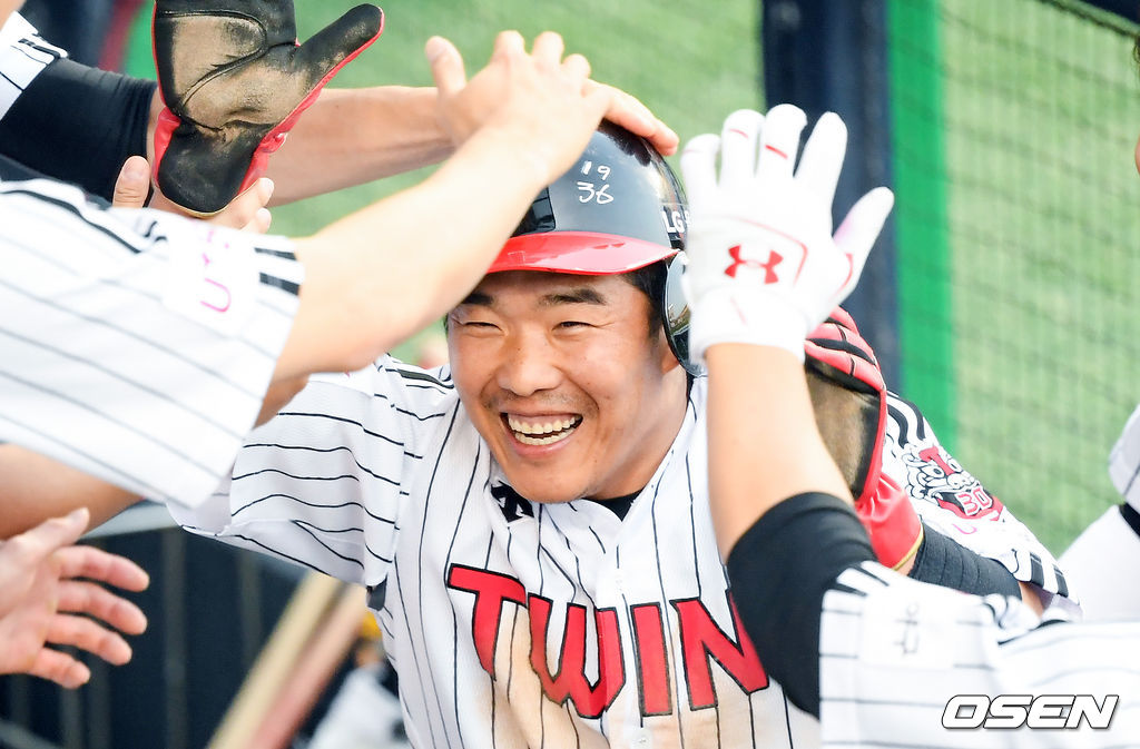 3일 오후 서울 잠실구장에서 KBO리그 LG 트윈스와 삼성 라이온즈의 경기가 진행됐다.2회말 1사 2루 LG 유강남의 선취 1타점 적시타때 2루 주자 정근우가 득점 후 동료들의 축하를 받고 있다. 정근우는 전 타석에서 안타를 날리며 통산 2600루타를 달성했다.  /   soul1014@osen.co.kr