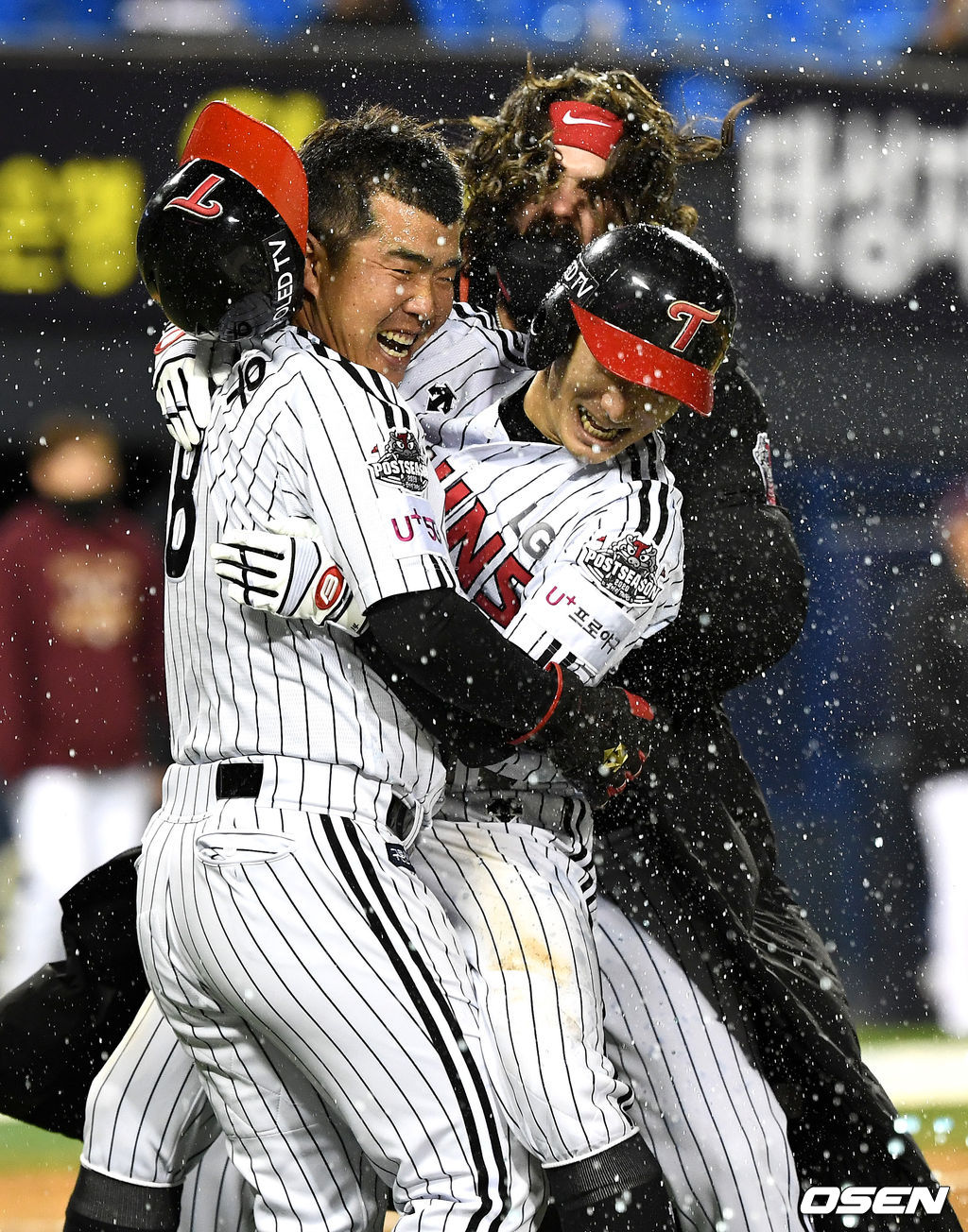 연장 13회말 2사 만루 상황 LG 신민재가 끝내기 안타를 날리고 정근우와 포옹하며 기뻐하고 있다. / dreamer@osen.co.kr