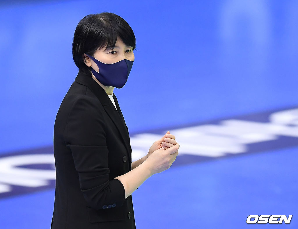 현대건설 이도희 감독이 경기를 지켜보고 있다. /youngrae@osen.co.kr