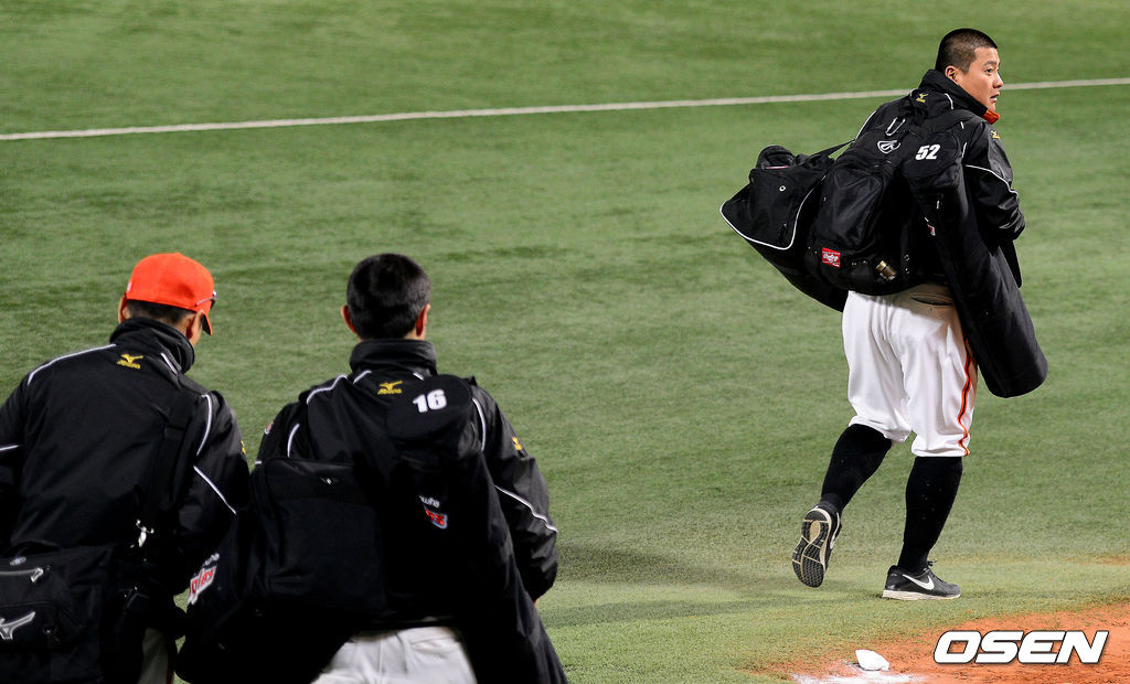 2013년 시즌, 한화 김태균이 팀의 연패에 삭발을 하고 경기에 나섰으나 패배하며 아쉬워하고 있다./jpnews@osen.co.kr