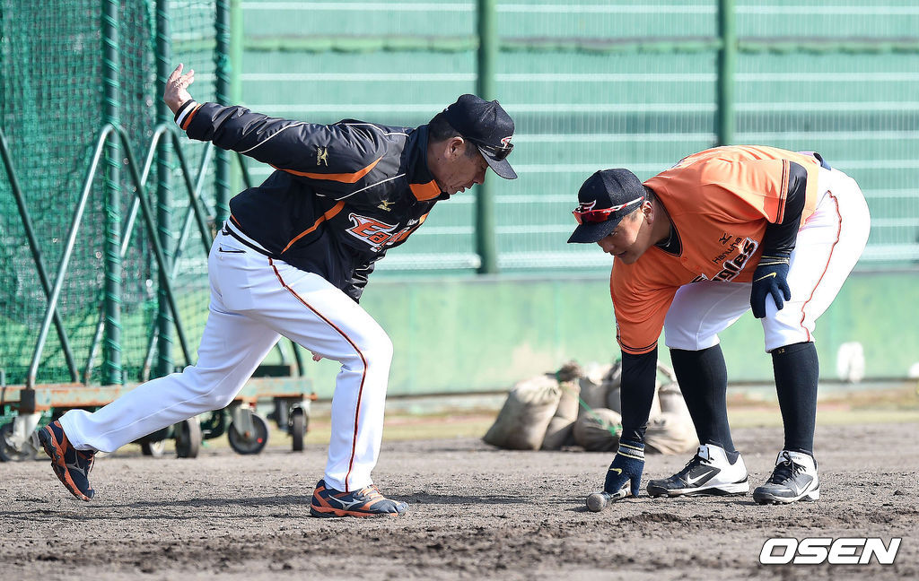 2015년 시즌을 앞두고 한화 이글스의 스프링캠프 훈련, 김성근 감독이 김태균에 베이스러닝 훈련을 지도하고 있다. /sunday@osen.co.kr