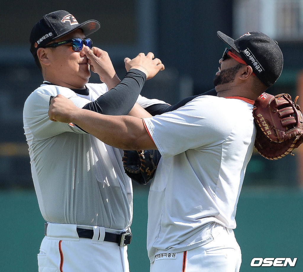 [OSEN DB] 2016년 시즌, 경기 시작에 앞서 김태균과 로사리오가 장난을 치고 있다.